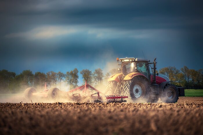 Poster Traktor im Staub vor dem Sturm