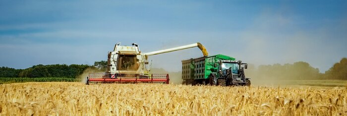 Poster Traktor und Maschinen auf dem Feld bei der Arbeit