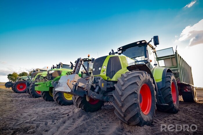 Poster Traktor und Maschinen auf dem Feld während des Tages