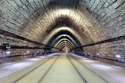 Tunnel mit Gleisen