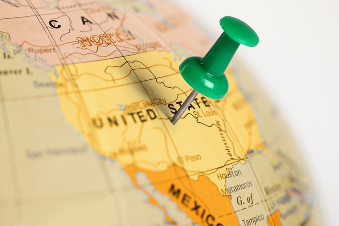 Poster USA mit einer Nadel auf der Weltkugel markiert