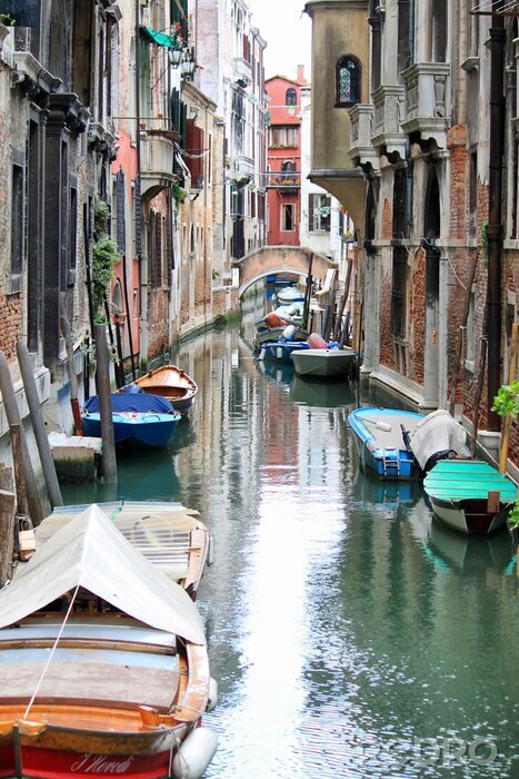 Poster Venedig und der enge Kanal mit Gondeln