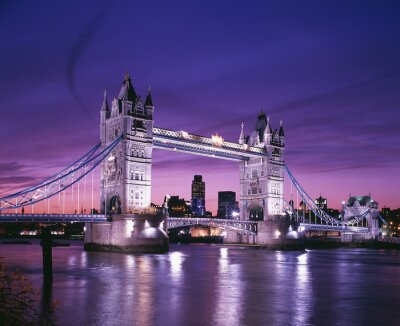 Violetter Himmel über Tower Bridge