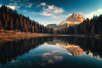 Vogelperspektive von Lago Antorno, Dolomit, Seeberglandschaft mit Alpen ragen, Misurina, Cortina d'Ampezzo, Italien empor