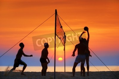 Poster Volleyball am Strand Spiel bei Sonnenuntergang