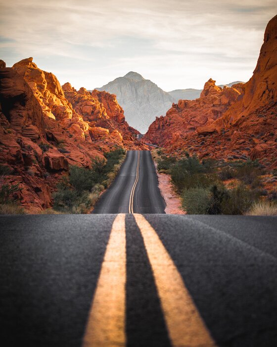 Poster Weg durch eine gebirgige Wüste