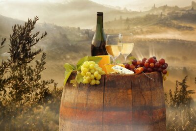 Poster Weingläser auf einem Holzfass in der Toskana