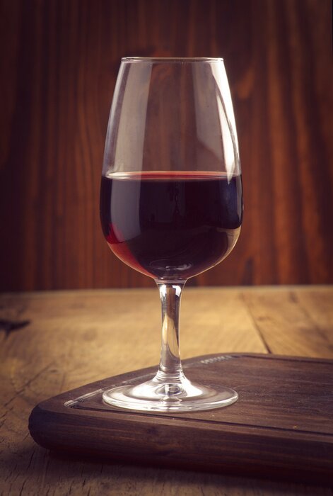 Poster Weinglas auf Holztablett