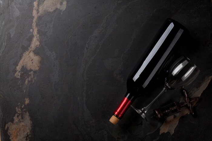 Poster Weinglas und Korkenzieher auf Stein