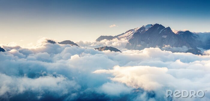 Poster Wolken mit italienischen Dolomiten im Hintergrund