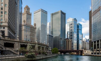 Wolkenkratzer am Fluss in Chicago