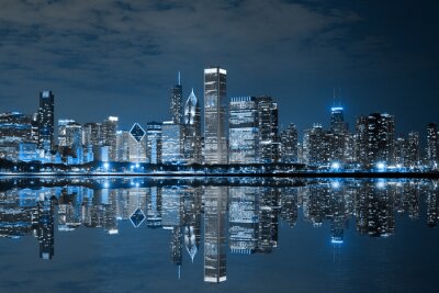 Poster Wolkenkratzer in Chicago spiegeln sich nachts im Wasser
