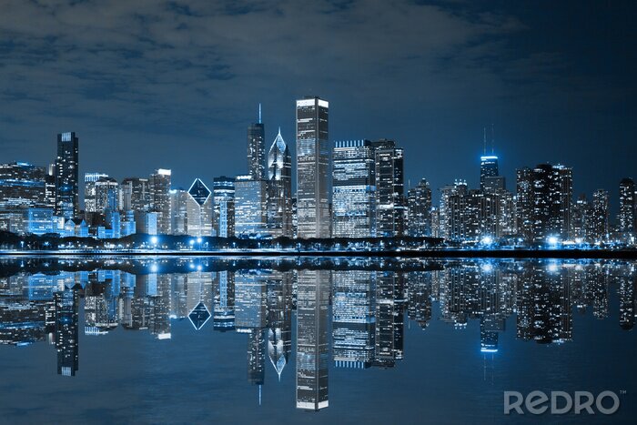 Poster Wolkenkratzer in Chicago spiegeln sich nachts im Wasser