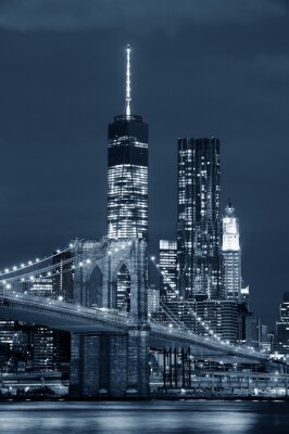 Wolkenkratzer von New York City bei Nacht