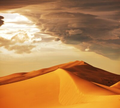Wüstenlandschaft mit Wolken