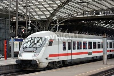 Poster Zug am Bahnhof