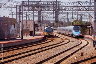 Poster Zug auf der Plattform des Bahnhofs in Gdynia, Polen.