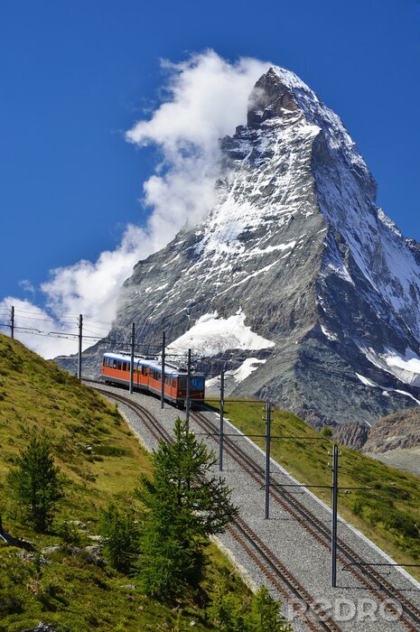Poster Zug auf einem Berghintergrund