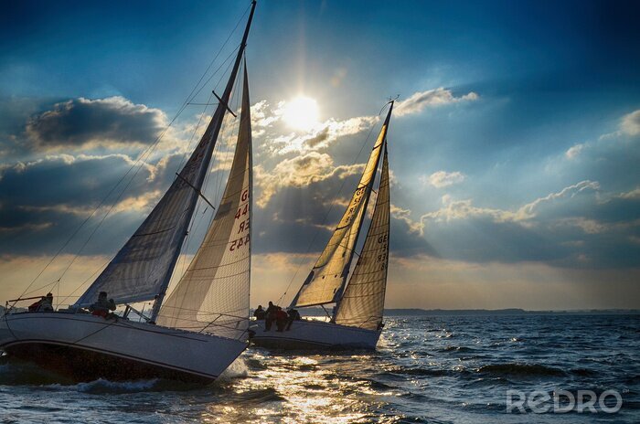 Poster Zwei Segelboote und Sonnenschein hinter den Wolken