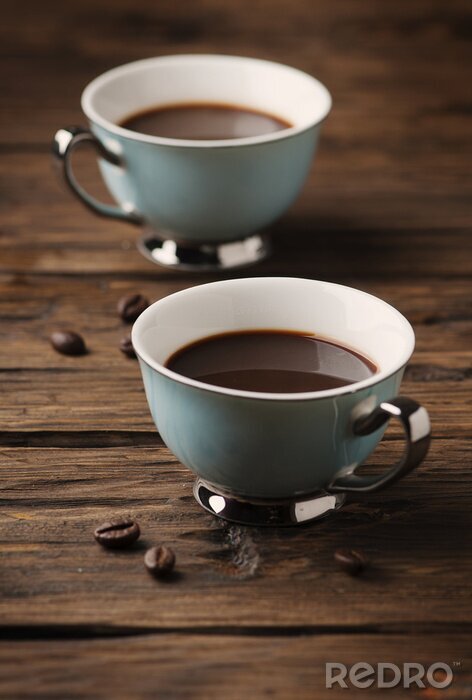 Poster Zwei Tassen Kaffee auf einer hölzernen Tischplatte