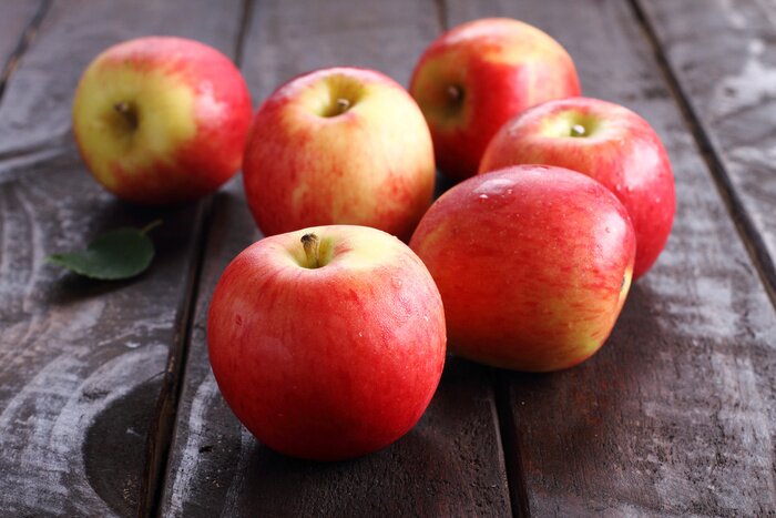 Sticker Äpfel auf einem Holztisch verstreut