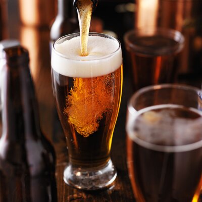Sticker Alkoholische Getränke vom Zapfhahn in einen Bierkrug gegossenes Bier