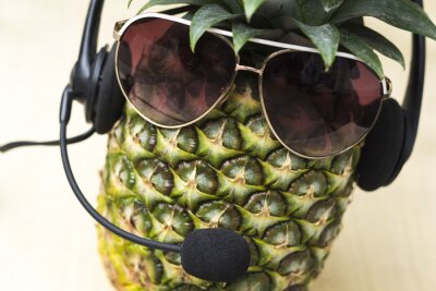Sticker Ananas mit Brille und Kopfhörern