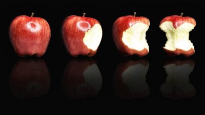 Sticker Angebissener Apfel auf schwarzem Hintergrund