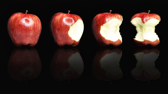 Sticker Angebissener Apfel auf schwarzem Hintergrund