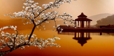 Asiatischer Tempel am Wasser