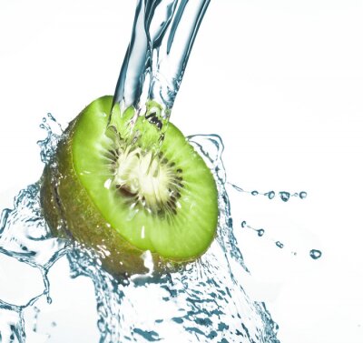Sticker Aufgeschnittene Kiwi in einen Wasserstrahl getaucht