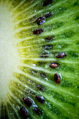 Sticker Aufgeschnittene Kiwi in Nahaufnahme auf der Oberfläche der Frucht