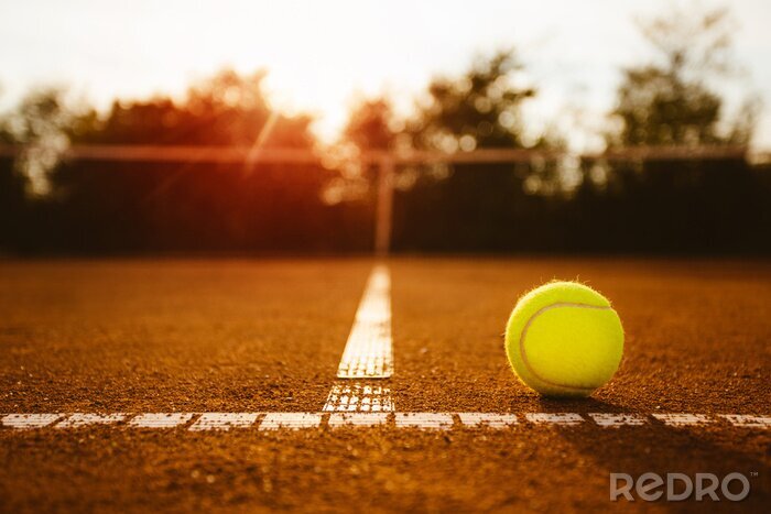 Sticker Ball auf einem Tennisplatz