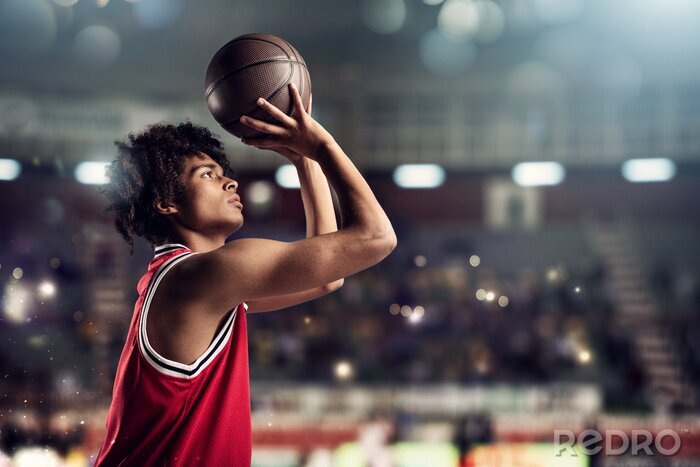 Sticker Basketballspieler mit Ball vor dem Wurf