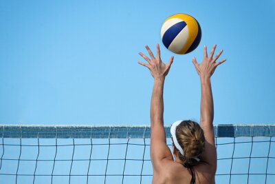 Sticker Beach-Volleyball-Spieler springt auf dem Netz und versucht, den Ball zu blockieren