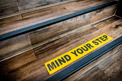 Beachten Sie Ihre Schritt Aufkleber Zeichen auf Holz Treppe geklebt. Warnungen, abstraktes oder Innenarchitekturkonzept