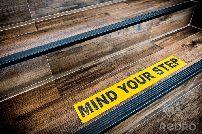 Sticker Beachten Sie Ihre Schritt Aufkleber Zeichen auf Holz Treppe geklebt. Warnungen, abstraktes oder Innenarchitekturkonzept