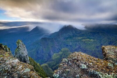 Bergige Landschaft im Nebel