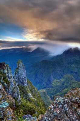 Berglandschaft im Nebel