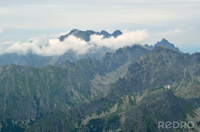 Sticker Bewölkt Berglandschaft. Blick auf die Rysy auf Ladovy und Lomnicky Stit (Peak) in der Hohen Tatra, Slowakei.