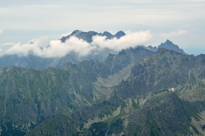 Sticker Bewölkt Berglandschaft. Blick auf die Rysy auf Ladovy und Lomnicky Stit (Peak) in der Hohen Tatra, Slowakei.