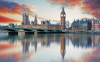 Big Ben spiegelt sich im Wasser