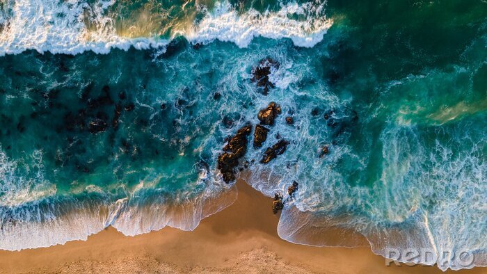 Sticker Blick auf einen Strand mit türkisfarbenem Wasser