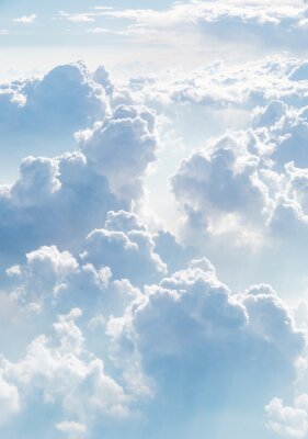 Sticker Blick auf flauschige weiße Wolken vor dem Hintergrund eines blauen Himmels
