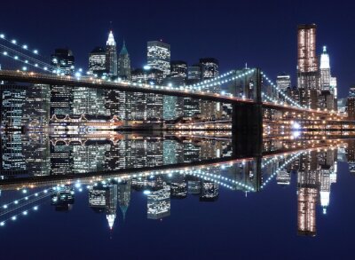 Brücke in Manhattan bei Nacht