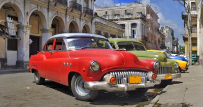 Bunte Fahrzeuge in Havanna