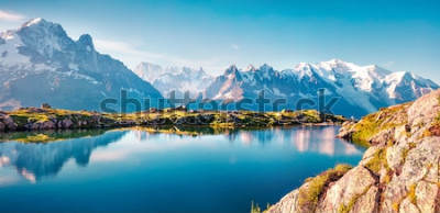 Sticker Buntes Sommerpanorama des Lac Blanc-Sees mit Mont Blanc (Monte Bianco) auf Hintergrund, Chamonix-Standort. Schöne Szene im Freien im Naturreservat Vallon de Berard, Graian Alps, Frankreich, Europa.
