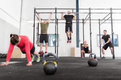 Sticker Crossfit Gruppe trainiert verschiedene Übungen