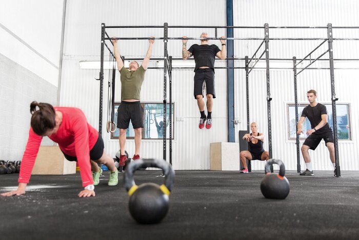 Sticker Crossfit Gruppe trainiert verschiedene Übungen