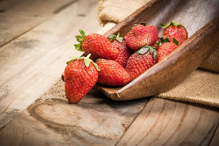 Sticker Dekorative Erdbeeren auf einem Holztisch